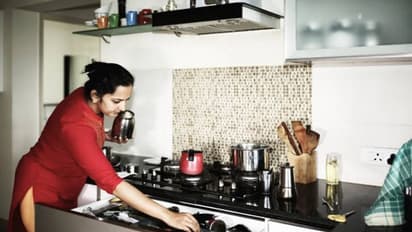 বাড়িতেই পরিষ্কার করে ফেলুন তেল চিটচিটে চিমনি, এই টিপসে নতুনের মতো ঝকঝক করবে চিমনি