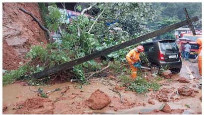 ഇടുക്കിയില്‍ ഓടിക്കൊണ്ടിരുന്ന കാറിന് മുകളിലേക്ക് മണ്ണിടിഞ്ഞു, കാറിലുണ്ടായിരുന്നത് 3 പേര്‍, ആർക്കും പരിക്കില്ല