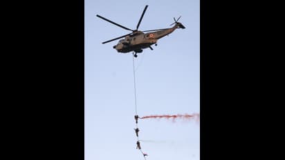 ഇന്ത്യന് നേവിയുടെ ഹെലികോപ്റ്റർ മുംബൈ തീരത്ത് അപകടത്തിൽ പെട്ടു, ഇടിച്ചിറക്കി