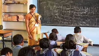 ஆசிரியர்களை ‘சார்’, ‘மேடம்’ என கூப்பிடாதிங்க: பள்ளிகளுக்கு  கேரள குழந்தைகள் ஆணையம் உத்தரவு