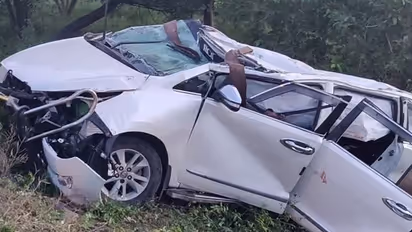 சினிமாவை மிஞ்சிய விபத்து.. அந்தரத்தில் பறந்து தலைப்புற கவிழ்ந்த கார்.. அதிமுக பிரமுகர்கள் உட்பட 3 பேர் பலி.!