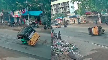வேகமாக வந்த பயணிகள் ஆட்டோ.. நாய் குறுக்கே வந்ததால் கவிழ்ந்து விபத்து.. 4 பேர் படுகாயம்..!