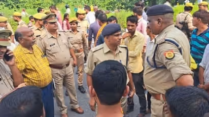 गोंडा: बेकाबू कार की टक्कर के बाद दूर जा गिरे छात्र, 3 की मौत, दर्दनाक मंजर देख मौके पर मचा कोहराम