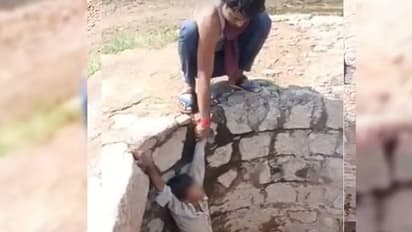 ఫోన్ దొంగతనం చేశాడని.. పన్నెండేళ్ల చిన్నారిపై పైశాచితక్వం.. బావిలో వేలాడదీసి క్రూరత్వం...