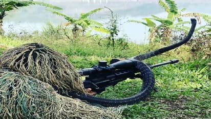 ശരീരത്തിൽ ചുറ്റിപ്പിണഞ്ഞ് രാജവെമ്പാല; ഒരടി പിന്നോട്ടു മാറാതെ സൈനികൻ