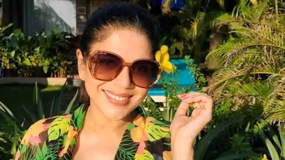 বাংলার ‘প্রতিমা বেদী’! বয়সকে তুড়ি মেরে গোয়া বিচে বিকিনিতে উষ্ণ নন্দিনী... দেখুন ছবি