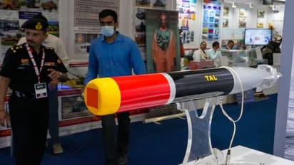 Defense Expo:  एशिया की सबसे बड़ी रक्षा प्रदर्शनी गुजरात में शुरू, 10 फोटो में देखें एक से एक कमाल के हथियार 