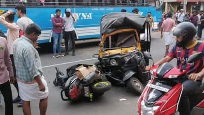  തിരൂരിൽ ഓട്ടോറിക്ഷ സ്വകാര്യ ബസ്സിടിലിടിച്ച് വീട്ടമ്മക്ക് ദാരുണാന്ത്യം: നാല് പേർക്ക് പരിക്ക്