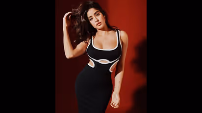  বডি হাগিং পোশাকে সুডৌল স্তনের একাংশই উন্মুক্ত,  মনোক্রমে উষ্ণতার পারদ চড়ালেন জাহ্নবী