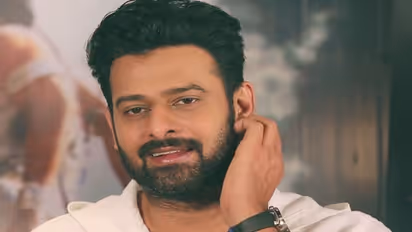 FLOP प्रभास ने बीमारी की हालत में भी साइन की नई फिल्म, पहली बार 3 हीरोइनों संग इश्क फरमाते आएंगे नजर