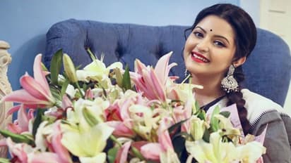 সাদা পোশাকে জল রঙের আঁকিবুকি, জন্মদিনে রাজ্যকে নিয়ে এই ‘থিম’ সাজেই সাজবেন পরী?