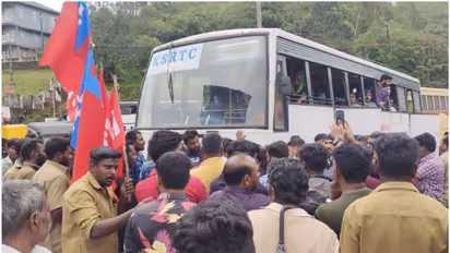 ഇൻഷുറൻസ് ഇല്ലാതെ സര്വ്വീസ്; ബസ് - ടാക്സി ഡ്രൈവർമാര് കെഎസ്ആര്ടിസി ബസ് തടഞ്ഞു