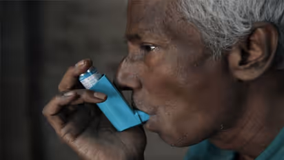 Diwali Tips: पटाखों से होने वाले प्रदूषण से बचाव के लिए अस्थमा रोगी आज से ही अपना लें ये नुस्खे