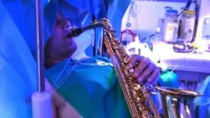 ब्रेन सर्जरी के दौरान मरीज को नहीं किया गया बेहोश, 9 घंटे तक बजाता रहा सेक्सोफोन, देखें हैरान करने वाला Video