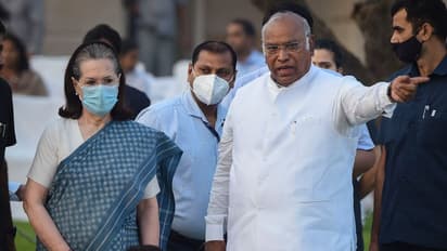 ഈ പദവി സോണിയ ഗാന്ധിയുടെ ത്യാഗം, തരൂരുമായി ചേര്‍ന്ന് പ്രവര്‍ത്തിക്കും: മല്ലികാര്‍ജ്ജുൻ ഖര്‍ഗെ