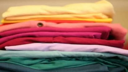 துணியில் ஒரு துளி கூட சாயம் போகாமல் இருக்க.. துணியை, இந்த தண்ணீரில் ஒரு முறை முக்கி எடுத்தால் போதும்..!