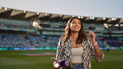 टी20 वर्ल्ड कप में छाई संजना गणेशन, फैंस बोले-'बुमराह भाई को भी ले आती ऑस्ट्रेलिया', देखें 6लेटेस्ट PHOTOS