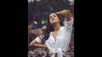 విశ్వక్ సేన్ హీరోయిన్ పిచ్చెక్కిస్తోందిగా.. నడుముపైకి షర్ట్ ముడేసి.. మత్తు పోజులతో సిమ్రాన్ చౌదరి రచ్చ.! 