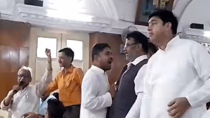 मेरठ नगर निगम की बैठक में भिड़े सभासद, एक-दूसरे पर फेंकी गई पानी की बोतलें, जान बचाकर भागे नगर आयुक्त