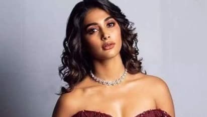 விபத்தில் சிக்கிய நடிகை பூஜா ஹெக்டே..! கட்டுடன் வெளியிட்ட அதிர்ச்சி புகைப்படம்..!