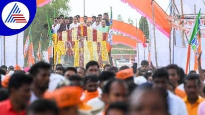 ಬೀದರ್‌: ರ‍್ಯಾಲಿಯಲ್ಲಿ ಸಿಎಂಗೆ ಅಪ್ಪು ಫೋಟೋ ನೀಡಿದ ಅಭಿಮಾನಿ..!