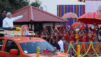 राजकोट: नरेंद्र मोदी की एक झलक पाने को बेताब हुए लोग, स्वागत में बरसाए फूल, देखें 10 खास तस्वीरें