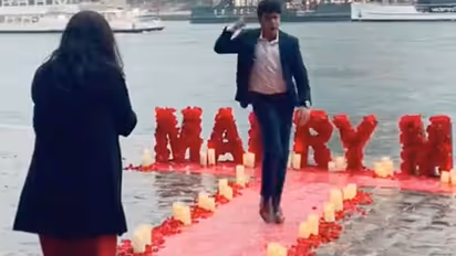 'ഇതാര് ഷാരൂഖ് ഖാനോ'; യുവാവിന്റെയും കാമുകിയുടെയും വീഡിയോയ്ക്ക് പരിഹാസം