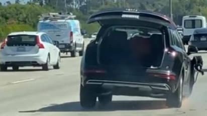 മൂന്ന് ടയറിൽ ഓടുന്ന കാർ, ഡിക്കിയും അടച്ചില്ല; അമ്പരന്ന് നാട്ടുകാർ