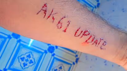 AK 61 : நடிகர் அஜித் விரும்பாத செயல்!  AK61 படத்தின் அப்டேட் கேட்டு கையில் பிளேடால் எழுதிக்கொண்ட ரசிகர்!