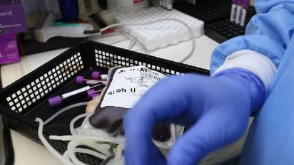 സ്മാർട്ട് ഫോൺ വാങ്ങണം, ബ്ലഡ് ബാങ്കിൽ രക്തം വിൽക്കാനെത്തി 16 -കാരി