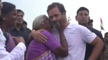 രാഹുലിനെ കെട്ടിപ്പിടിച്ചും അനുഗ്രഹിച്ചും വൃദ്ധ, ഭാരത് ജോഡോ യാത്രയിലെ മറ്റൊരു വൈറൽ ദൃശ്യം