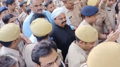 दो साल बाद गुजरात से लखनऊ लाया गया माफिया अतीक अहमद, पुलिस वैन से उतरने के साथ की CM योगी की तारीफ