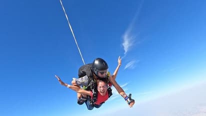 ஸ்கை டைவிங்கில் கலக்கும் நஸீம் நஸ்ரியா...துபாயில் கலக்கும் ராஜா ராணி நாயகி