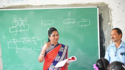 పంతులమ్మ అవతారమెత్తిన ఎమ్మెల్యే ఉండవల్లి శ్రీదేవి.. బోర్డుపై వివరిస్తూ విద్యార్ధులకు పాఠం (వీడియో)