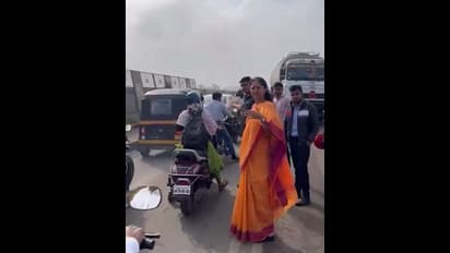 போக்குவரத்து நெரிசலில் சிக்கிய என்சிபி பெண் எம்பி சுப்ரியா சுலே; அடுத்தது என்ன செய்தாருன்னு பாருங்க!!