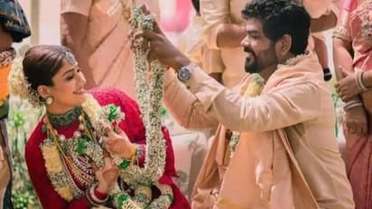 மேட்சிங்... மேட்சிங் உடையில்... நயன்தாராவை இறுக்கமாக கட்டிப்பிடித்து போஸ் கொடுத்த விக்கி! லேட்டஸ்ட் போட்டோஸ்!