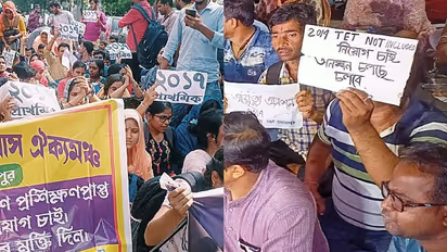 ২০১৪ বনাম ২০১৭, টেট চাকরিপ্রার্থীদের আন্দোলনের বিরুদ্ধে পালটা আন্দোলনে নামলেন টেট চাকরিপ্রার্থীরাই