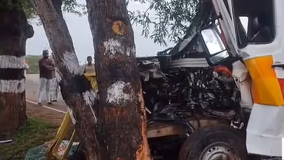 நெஞ்சை உலுக்கும் கோர விபத்து.. புளிய மரத்தில் ஆம்புலன்ஸ் மோதி பிரசவத்திற்கு சென்ற கர்ப்பிணியும், தாயும் பலி.!