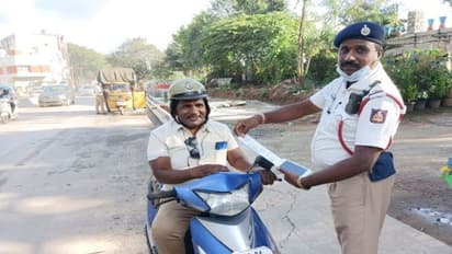 ट्रैफिक पुलिस ने स्कूटी सवार पुलिसकर्मी का काट दिया चालान, वजह जो बताई उस पर यूजर्स को भरोसा नहीं 