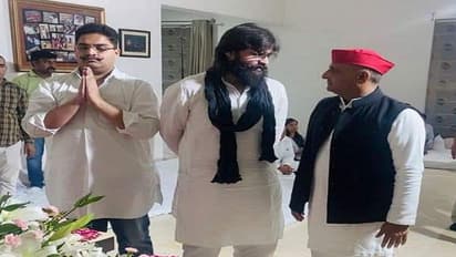 कोर्ट से राहत मिलते ही अखिलेश यादव से मिलने पहुंचे फरार विधायक अब्बास अंसारी, महीनों तक नहीं खोज पाई पुलिस