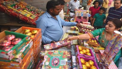 ‘সবুজ’ বাজি কী? কালীপুজোর আগে সাধারণ মানুষের পাশাপাশি গ্রিন ক্র্যাকার চিনতে ধন্দে পড়ে যাচ্ছেন বাজি বিক্রেতারাও