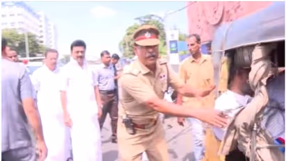 விபத்தில் சிக்கியவருக்கு ஓடி வந்து உதவிய முதல்வர் ஸ்டாலின்.. அண்ணா சாலையில் நம்ம CM செய்த தரமான சம்பவம்.. 