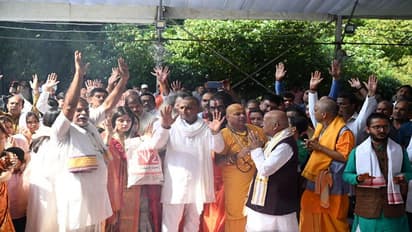 मुलायम सिंह यादव के लिए बेटे अखिलेश ने किया शांति हवन, शिवपाल यादव समेत पूरा परिवार हुआ शामिल, देखें फोटोज