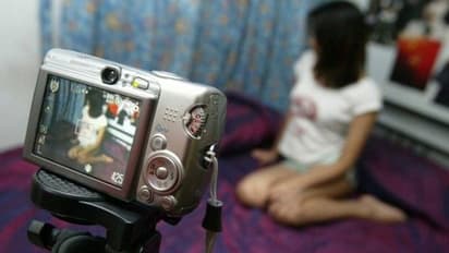 ప్రియురాలితో ఏకాంతంగా గడిపిన వీడియోను.. ఆమె భర్తకు పంపి బ్లాక్ మెయిల్.. తట్టుకోలేక ఆ యువతి చేసిన పని... 