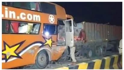 ദീപാവലിക്ക് നാട്ടിലേക്കുള്ള യാത്ര മരണത്തിലേക്കായി; ട്രക്കുമായി ബസ് കൂട്ടിയിടിച്ച് 15 തൊഴിലാളികൾ മരിച്ചു 