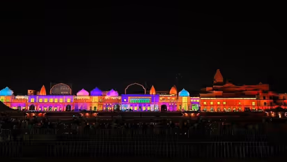 अयोध्या में दीपोत्सव के लिए बसाया गया रामायण लोक, रेत पर उकेरे गए चित्र और द्वार निर्माण का काम भी हुआ पूरा 