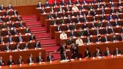 चीन में जिनपिंग के सामने पूर्व राष्ट्रपति हू जिंताओ को मिटिंग से सुरक्षाकर्मियों ने बाहर निकाला, देखें VIDEO