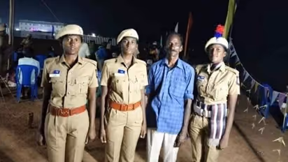 ஒரே நேரத்தில் அக்கா தங்கைகள்  3 பேரும் போலீஸ்... போன் போட்டு வாழ்த்திய திமுக து.பொ.செ கனிமொழி...  