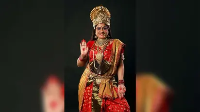 दिवाली पर एक्ट्रेस ने कराया मां लक्ष्मी के रूप में फोटोशूट, देखें 5 PHOTOS