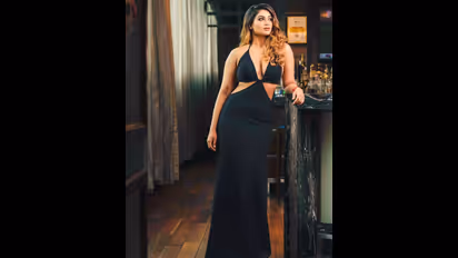 சரக்கு பக்கத்தில் நின்று மோசமான கிளாமர் உடையில்... முதுகை முழுசாய் காட்டி போதை ஏற்றும் ஷிவானி ஹாட் போட்டோஸ்!